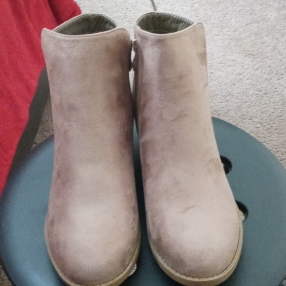 - Women boots size 8.5 - Picture 4 of 7